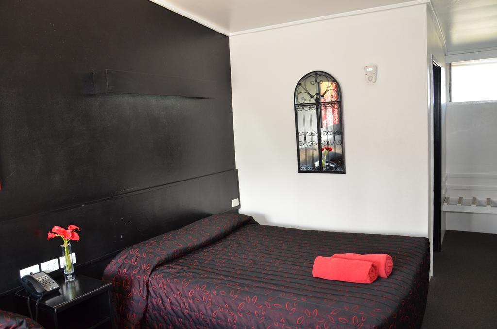 Warwick Motor Inn Room photo